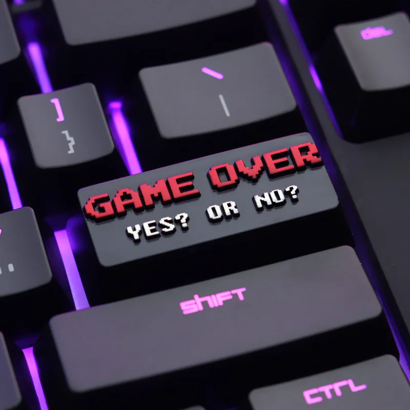 Schwarze Game Over-Metalltastenkappe in 2.25U auf einer Tastatur