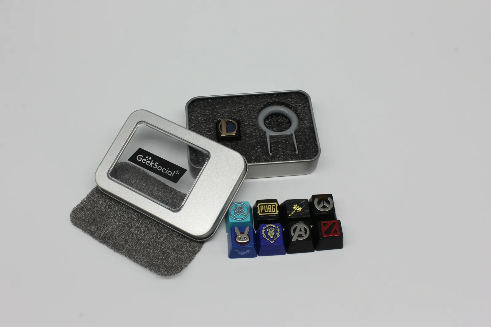 Metal keycap presentation box with foam insert, puller and sample keycaps