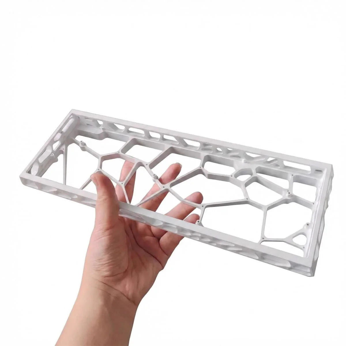 Telaio traforato H60 bianco avorio tenuto in una mano per mostrarne le dimensioni